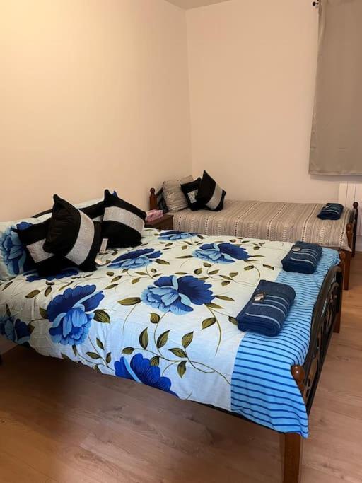 004- Brand New 1 Bedroom Apartment F1 Илинг Экстерьер фото