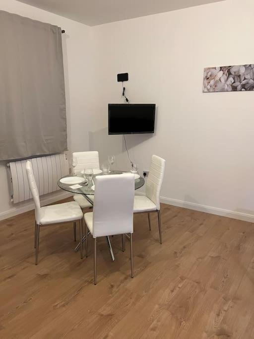 004- Brand New 1 Bedroom Apartment F1 Илинг Экстерьер фото